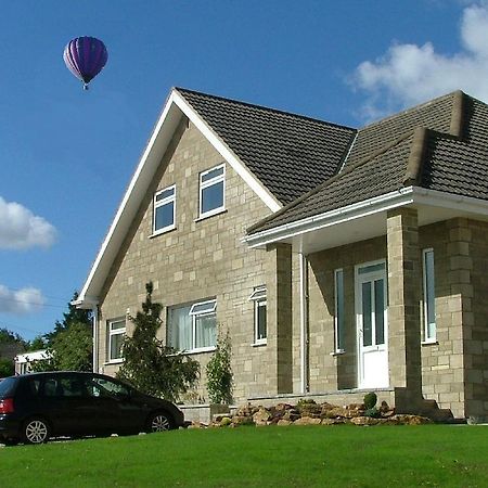 Mead Lodge B&B Коршам Экстерьер фото