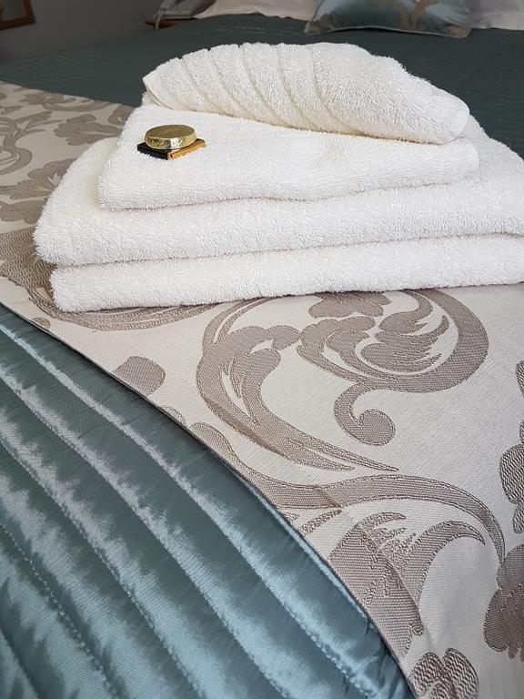 Mead Lodge B&B Коршам Экстерьер фото